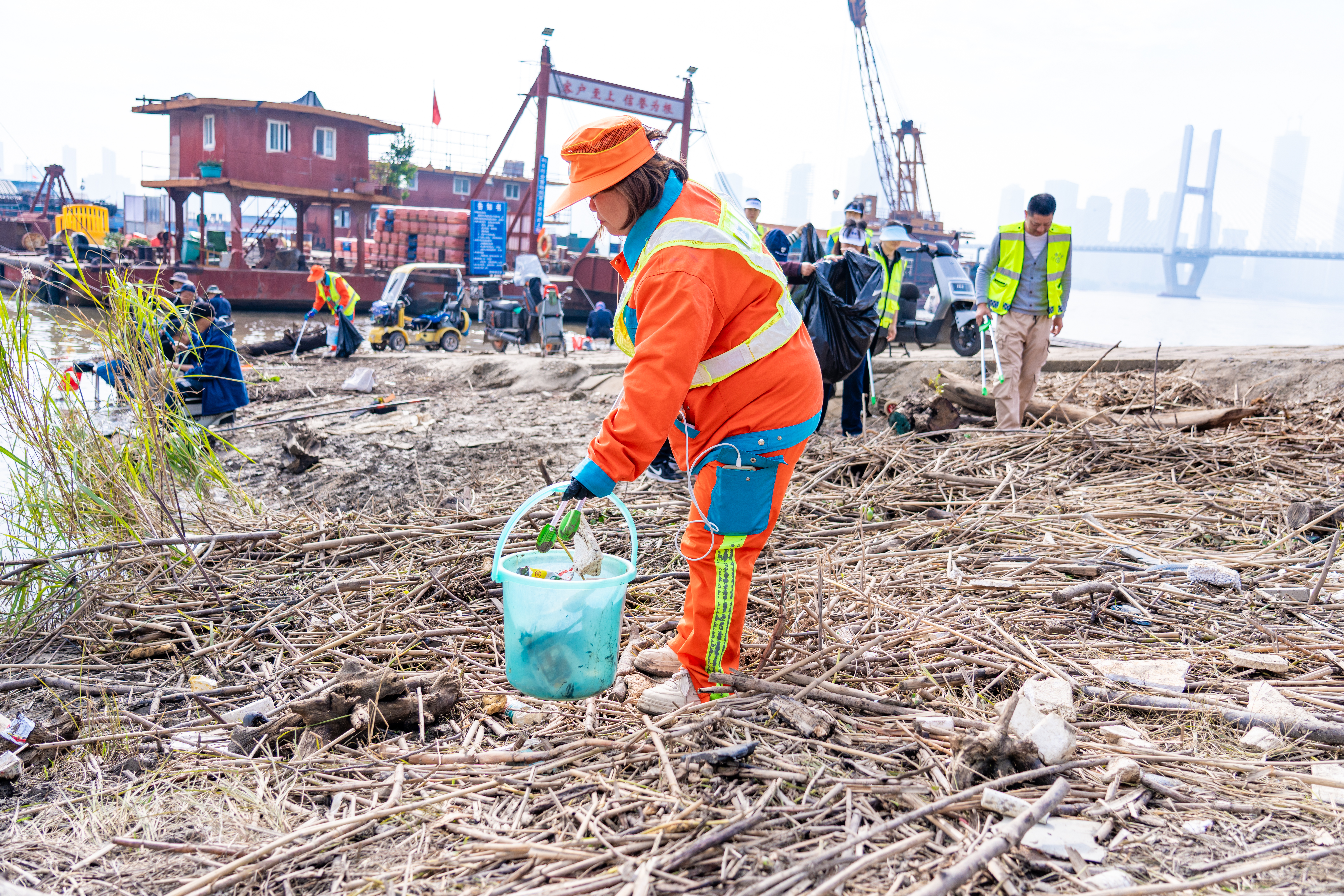 以水为脉 共绘美丽武汉新画卷 “i武汉i家园”水域岸线清洁活动全面启动(图3)